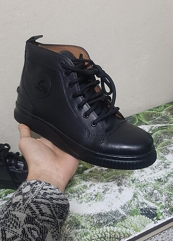 Christian Louboutin bot 