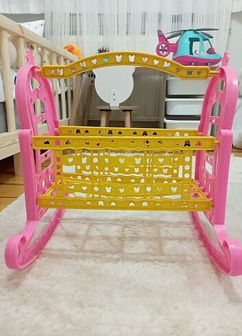 Oyuncak bebek salıncagı