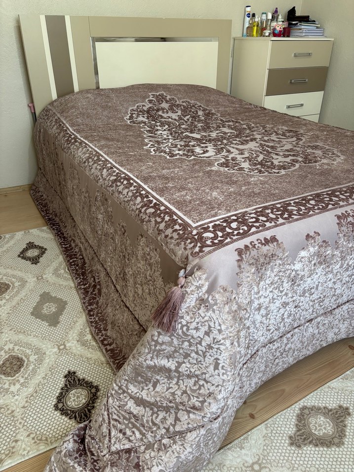 Kahverengi Nakışlı Yatak Örtüsü - Görsel 2