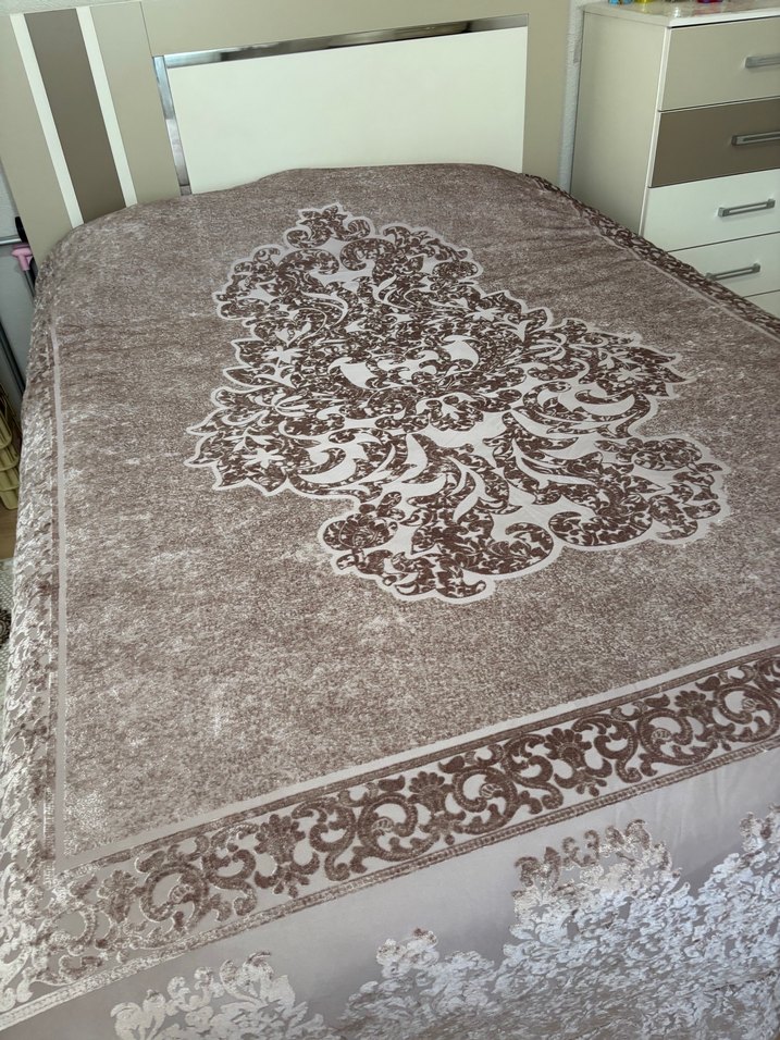 Kahverengi Nakışlı Yatak Örtüsü - Görsel 3