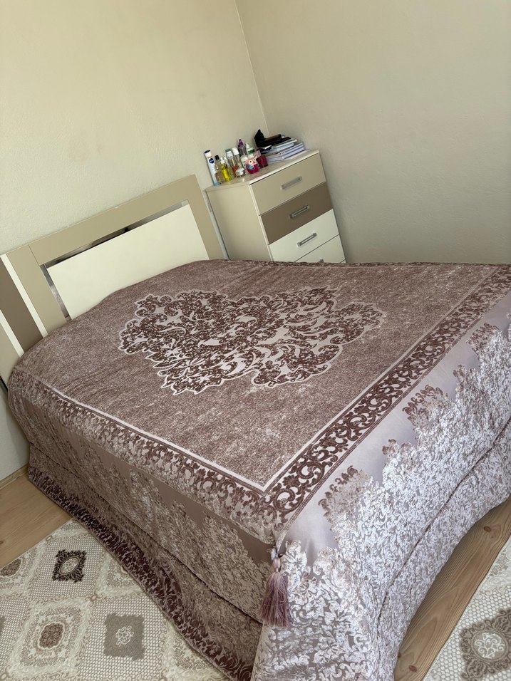 Kahverengi Nakışlı Yatak Örtüsü - Görsel 4