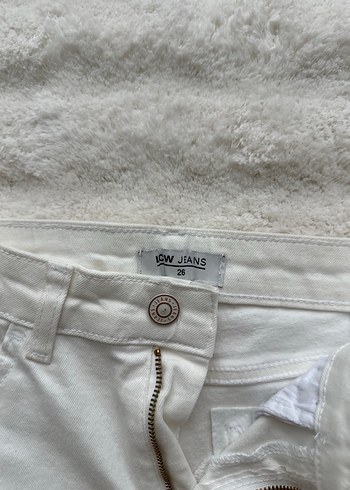 Kadın Beyaz Pamuklu Bermuda Şort - Görsel 2