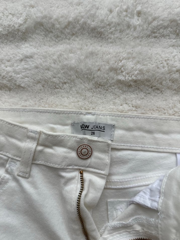 Kadın Beyaz Pamuklu Bermuda Şort - Görsel 2