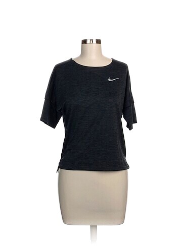 Nike T-shirt %70 İndirimli.