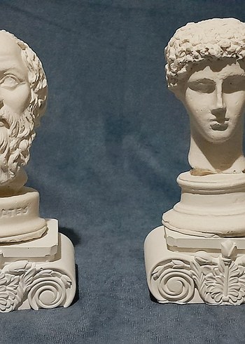 Büst , Sacrotes ve Hermes büstü, kabartma kaidelidir.