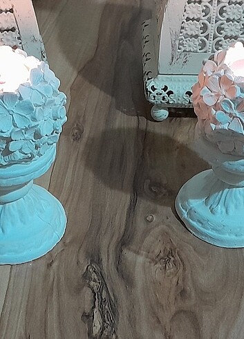  Beden beyaz Renk Çiçek kabartmalı kaideli, porselen tozundan yapılmış 2 adet muml