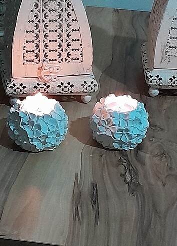  Beden Çiçek kabartmalı kaideli, porselen tozundan yapılmış 2 adet muml