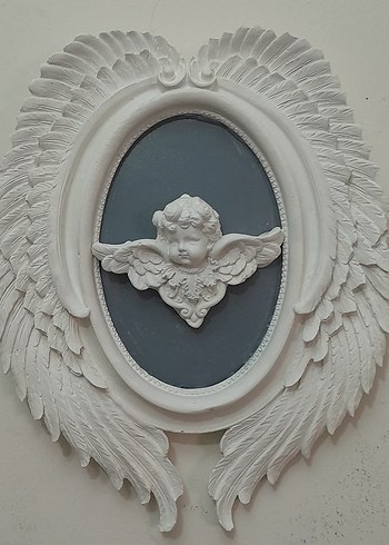 Çerçeve, Kanat detaylı, Melek figürlüdür.