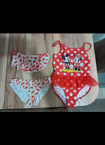 Kız vocuk bikini ve mayo, sıkıntısız, milyonun etiketi kesilmişt