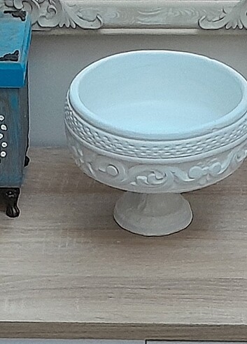 Seramik saksı, kabartma detaylı, ayaklı ve çok şık, ister dekor
