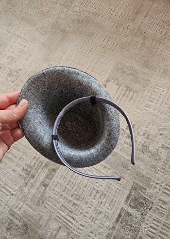 Gri Yün Kadın Şapka Tüy ve Çiçek Detaylı - Görsel 4