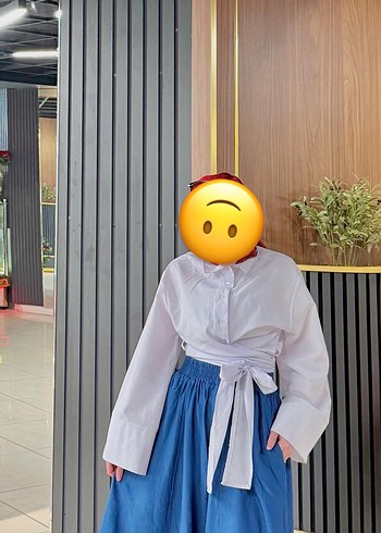 Beyaz bağlamalı gömlek