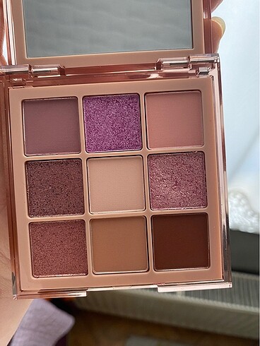 Huda beauty nude light far paleti