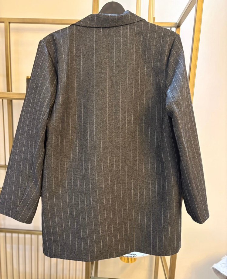 Düğmeli Gri Çizgili Oversize Kadın Blazer - Görsel 3