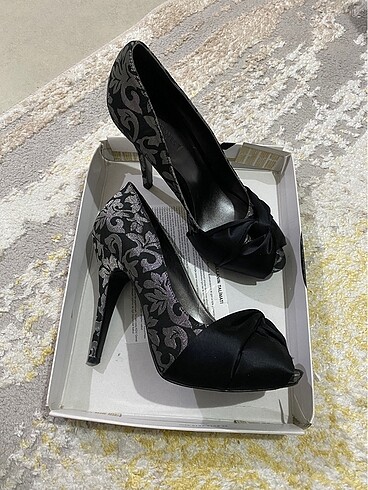 Nine West saten fiyonklu