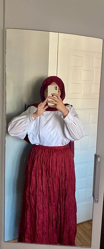 Diğer beyaz gömlek&bordo etek