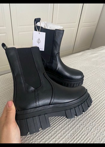 40 Beden Stradivarıus Deri Goth Tarzı Kemerli Kadın Bot