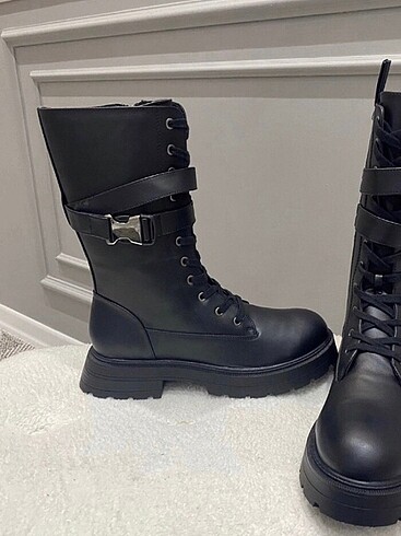 42 Beden siyah Renk BERSHKA traktör taban çizme