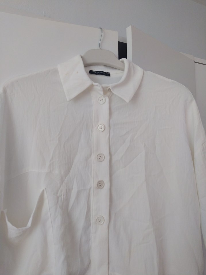 Düğmeli Beyaz Keten Kısa Kollu Gömlek - Görsel 4