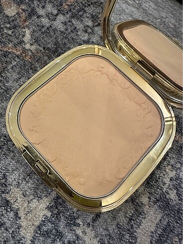 Beden Dolce & Gabbana Solar Glow Ultra-Light Bronzing Powder Pudra 00