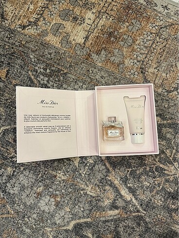 MISS DIOR EAU DE PARFUM deluxe 5ml & body milk 20ml