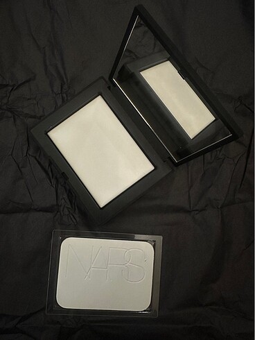 Beden NARS TRANSLUCENT CRYSTAL LIGHT REFLECTING SETTING POWDER 10g