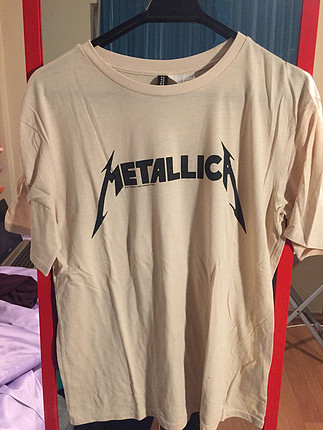 H&M Metallica koleksiyonu pudra pembe tisort