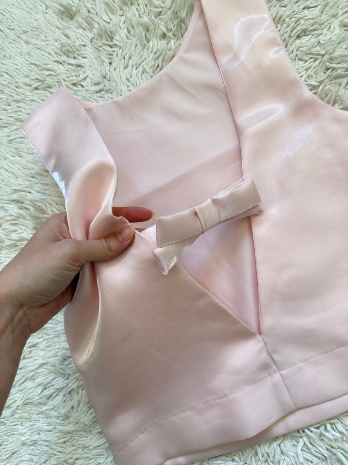 Sırtı açık kurdele detaylı saten bluz - Görsel 3