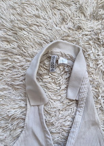 Beyaz V Yaka Kolsuz Crop Top - Görsel 2