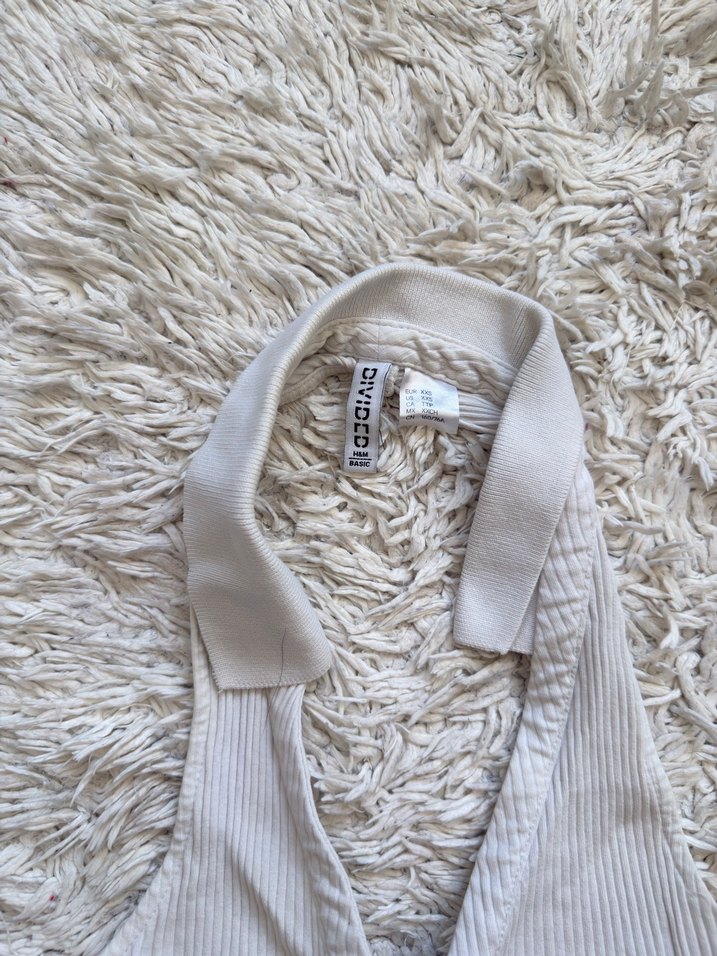 Beyaz V Yaka Kolsuz Crop Top - Görsel 2