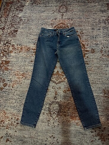 28 Beden mavi Renk Mavi gold jean