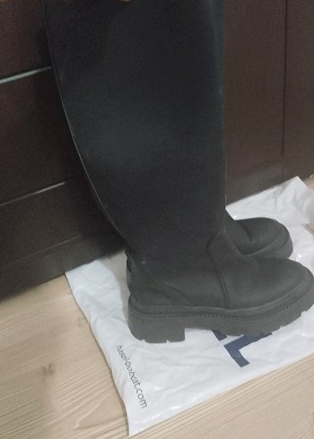 Tokalı Siyah Diz Üstü Lastik Çizme