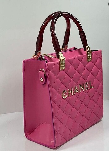 Beyaz pembe Chanel kol çantası 