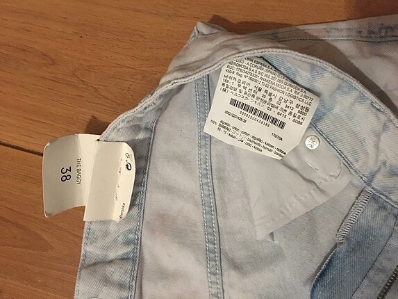 38 Beden Bershka kesikli çiçekli kot