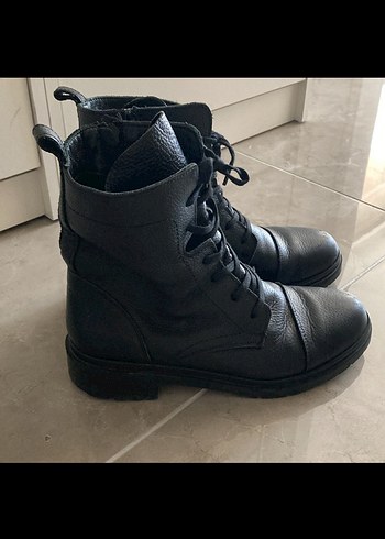 Siyah Deri Bağcıklı Kadın Bot