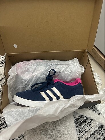 36 Beden lacivert Renk Adidas ayakkabı