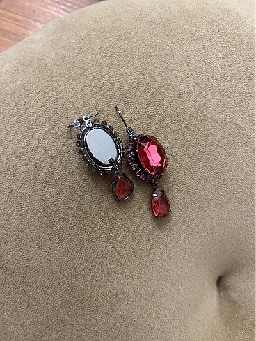 Beden bordo Renk Aynı kristal detaylı sallantılı küpe