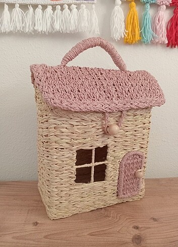 Pembe çatılı ve kapılı rafya ev sepet