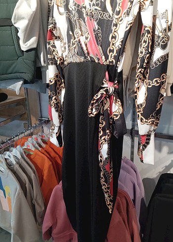 V Yaka Kemerli Siyah Midi Elbise - Görsel 4