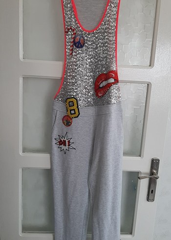 Gri Nakışlı Kadın Kumaş Tulum enek bir yapısı var