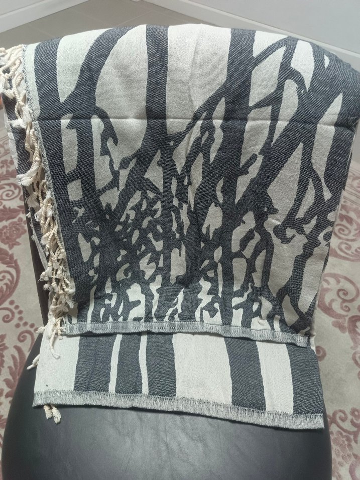 Gri Batik Desenli İnce Battaniye - Görsel 4