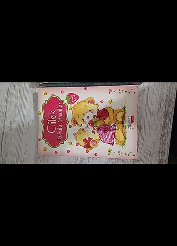  Çilek ve ananas kokulu masallar
