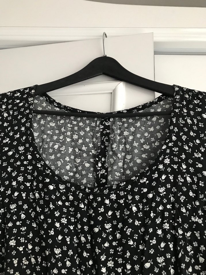 Düğmeli V Yaka Siyah Midi Elbise - Görsel 2