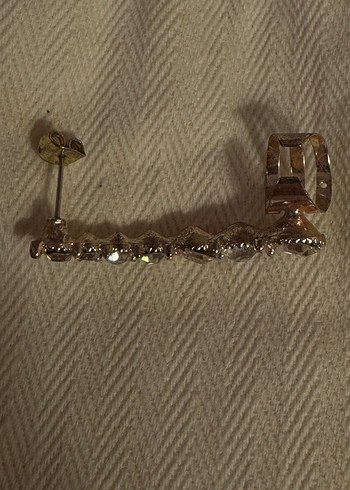 Altın Renkli Uzun Sıralı Taşlı Kıkırdak Küpe - Görsel 2