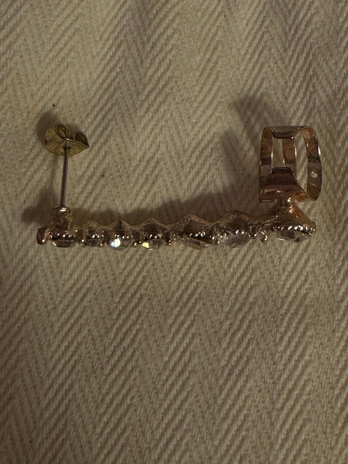 Altın Renkli Uzun Sıralı Taşlı Kıkırdak Küpe - Görsel 2