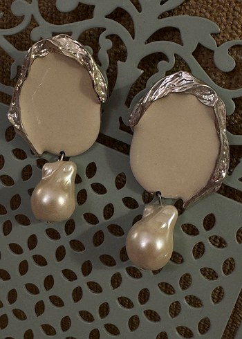 Boncuk Detaylı Krem Midi Küpe - Görsel 2