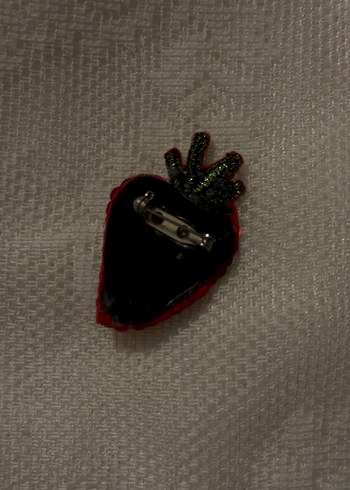 Kırmızı İşlemeli ve Boncuklu Çilek Broş - Görsel 2