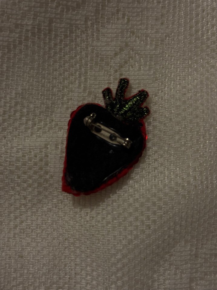 Kırmızı İşlemeli ve Boncuklu Çilek Broş - Görsel 2