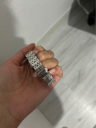 Beden Saat ufak renk atması var
