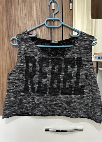 Gri Kolsuz Crop Top, Örme Kumaş, Rebel Baskılı